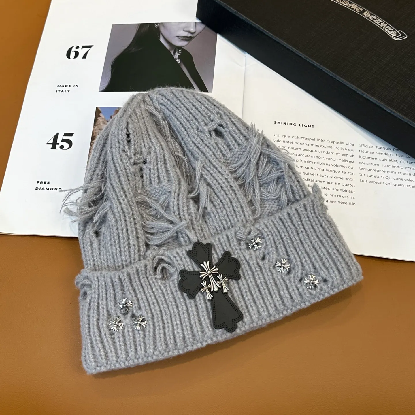 P60 🤍Chrome hearts new autumn and winter cross knitted hat🧶 One of the must-have hats in autumn and winter~ It really looks good on whoever wears it~, it is also a perfect match in black and white and gray in autumn~